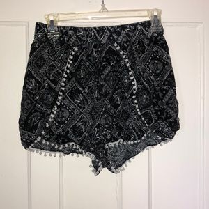 Divided shorts with little pom poms